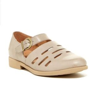 Born Henrika Cutout Flat, Womens 8.5M Adj Strap